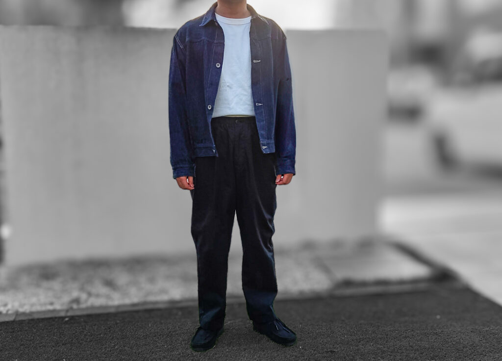 COMOLIのデニムジャケットを着用して撮った写真