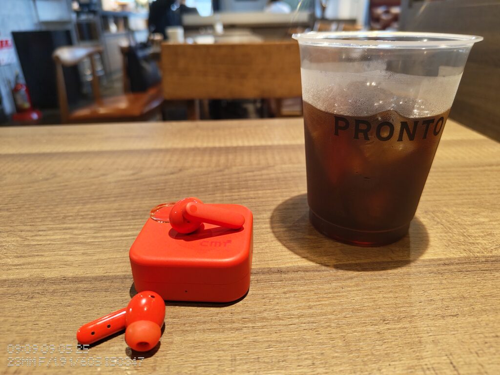 カフェでCMF Buds2を撮影した写真