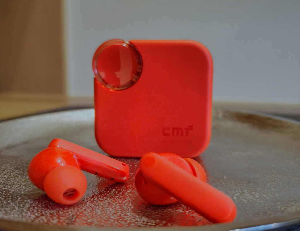 CMF Buds2のケースとイヤフォンの写真