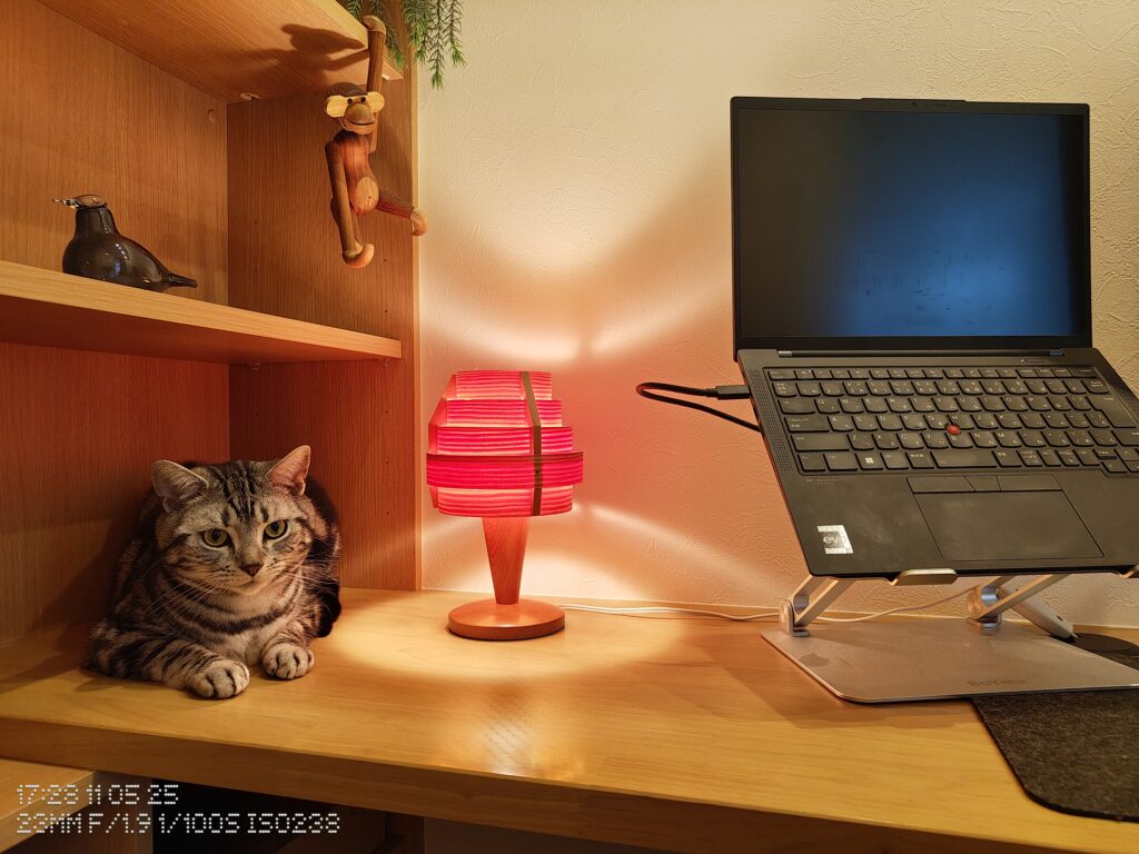 我が家の1.5畳の書斎の間接照明を取り入れた北欧風インテリアの写真