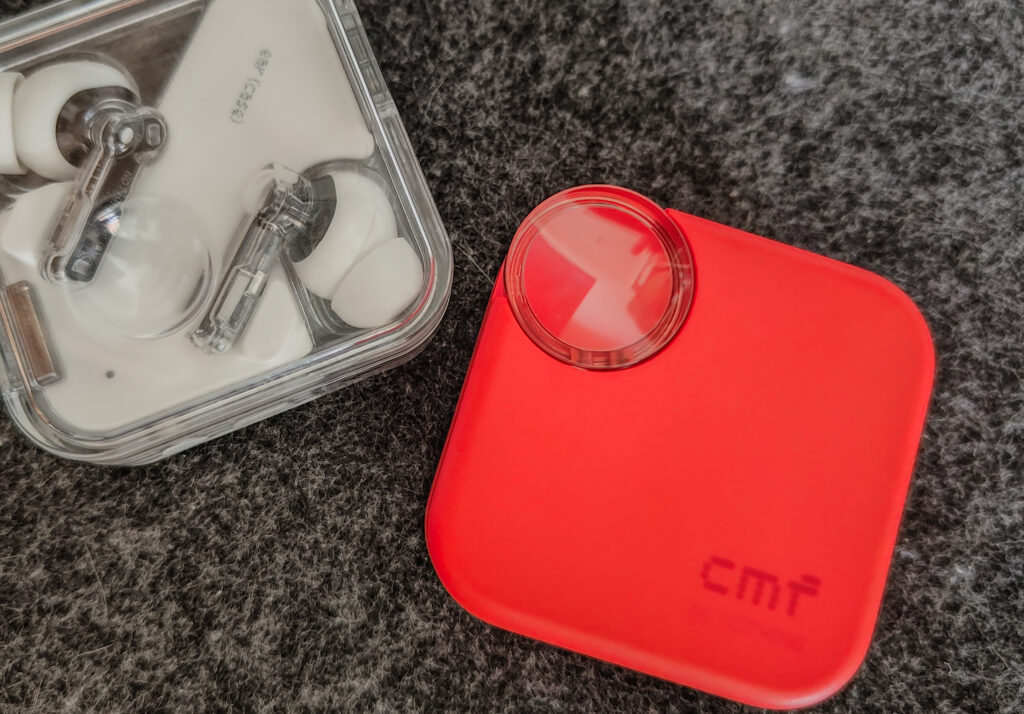 CMF Buds2とNothing Earを並べた写真