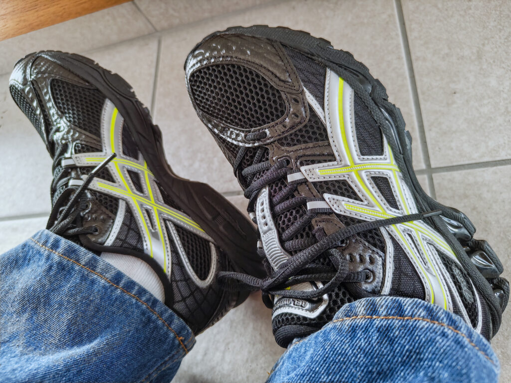 Kith for ASICS GEL-NIMBUS 10.1のデニムと併せたコーディネート写真