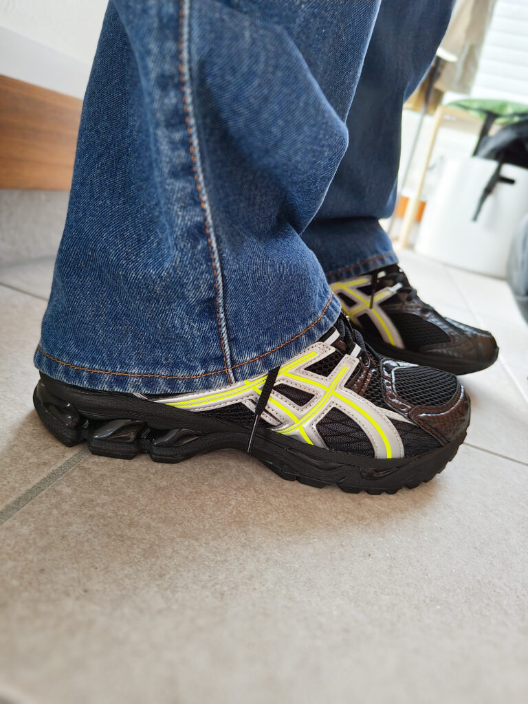 Kith for ASICS GEL-NIMBUS 10.1のデニムと併せたコーディネート写真