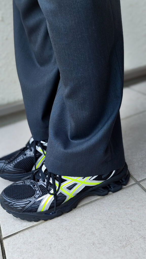 Kith for ASICS GEL-NIMBUS 10.1のスラックスと併せたコーディネート写真