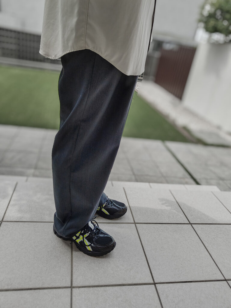 Kith for ASICS GEL-NIMBUS 10.1のスラックスと併せたコーディネート写真