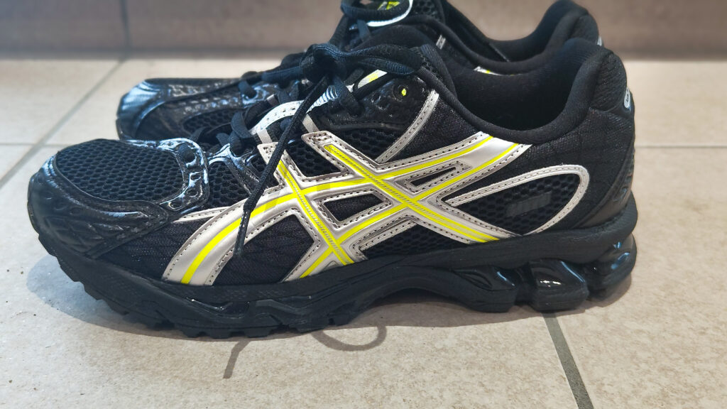 Kith for ASICS GEL-NIMBUS 10.1の横からの写真