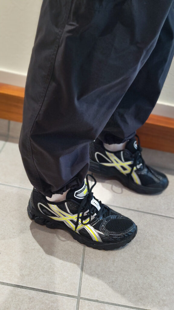 Kith for ASICS GEL-NIMBUS 10.1のスポーティなパンツと併せたコーディネート写真