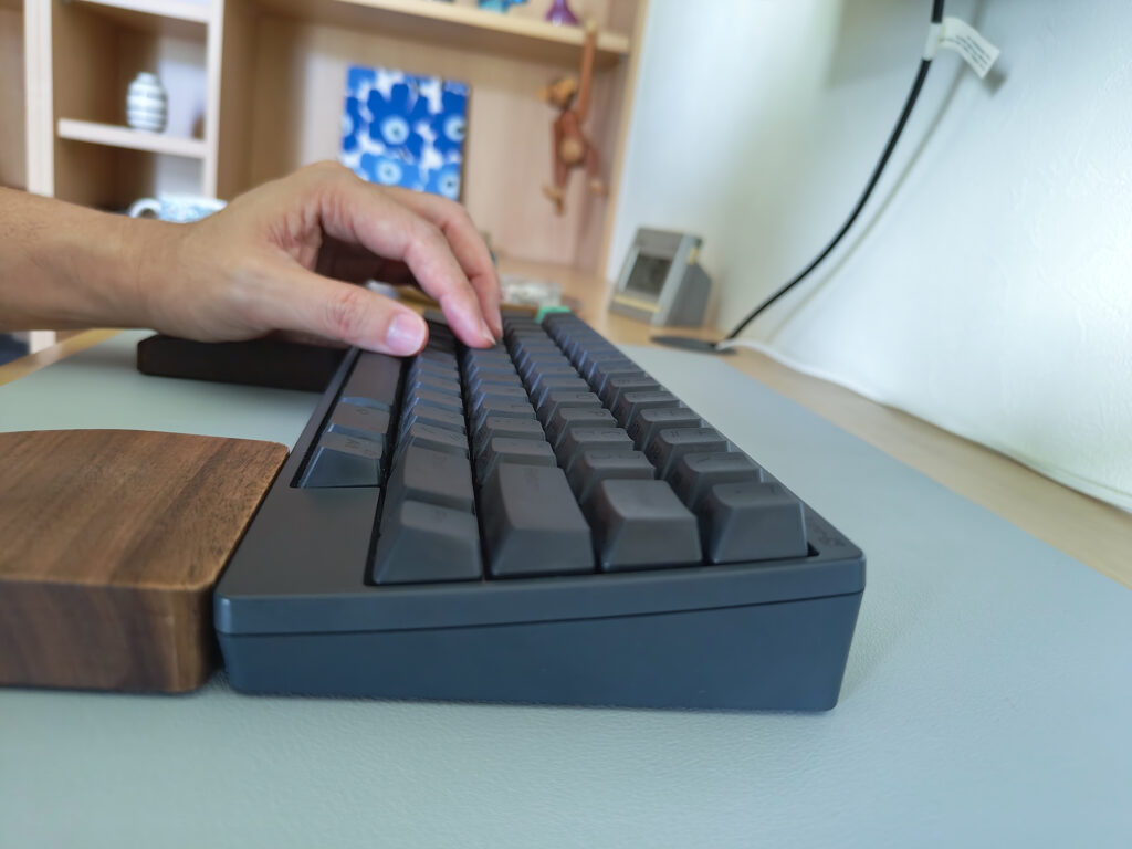 HHKB Hybrid Type-Sをパームレストありで使っている写真の