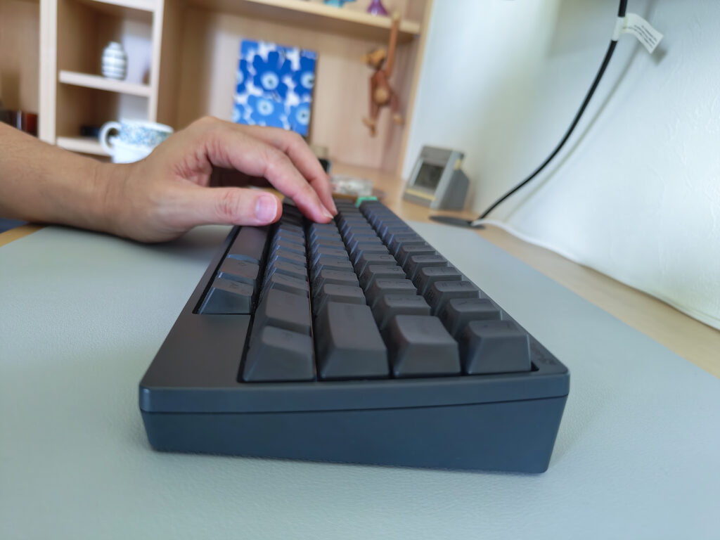 HHKB Hybrid Type-Sをパームレストなしで使っている写真
