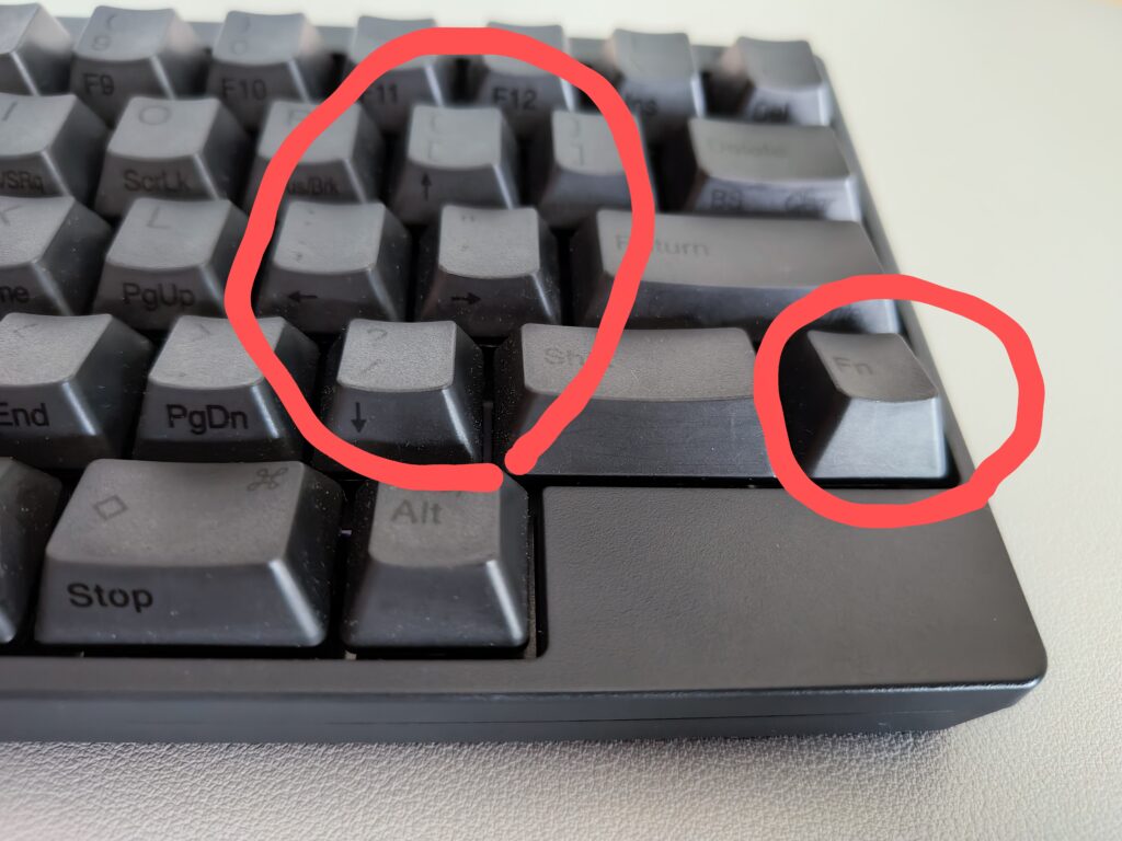 HHKB Hybrid Type-Sの矢印キー操作の説明をする写真