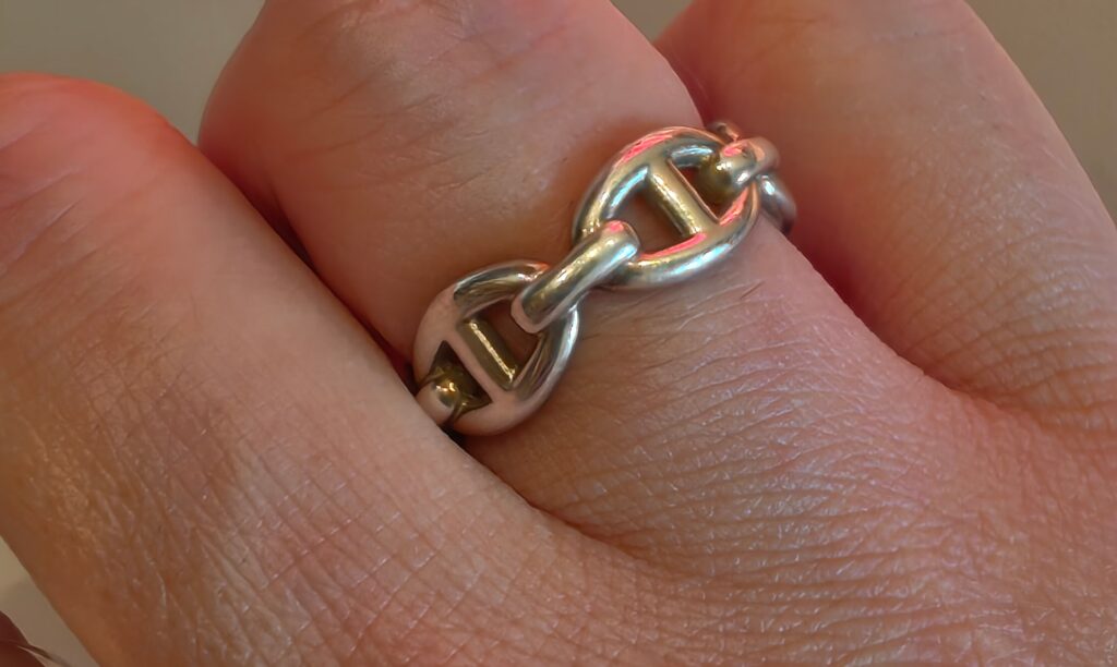 XoloのAnchor Chain Ringを指にはめた写真