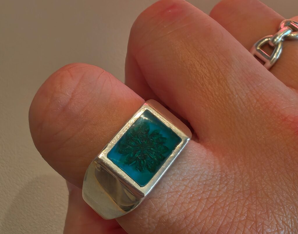 XoloのSignet Ringを指にはめた写真
