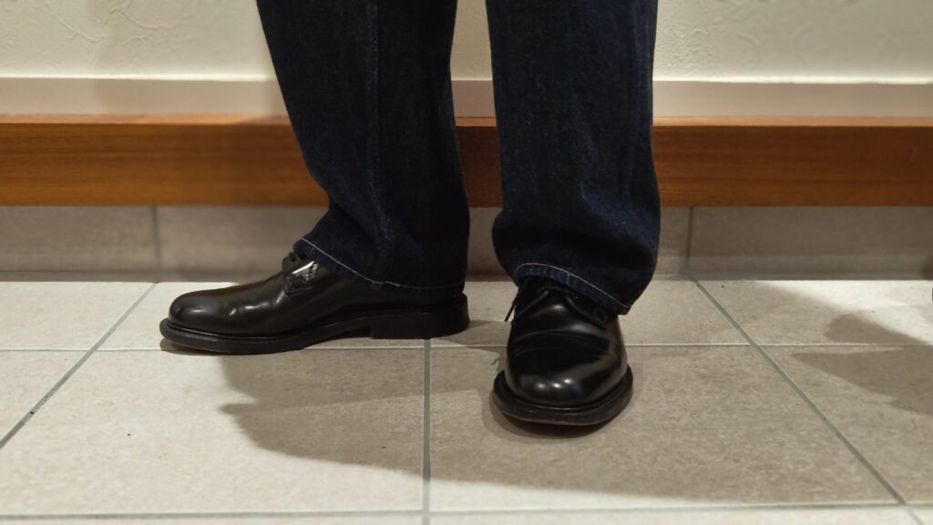 シャノンを濃紺のワイドデニムと併せたイメージ