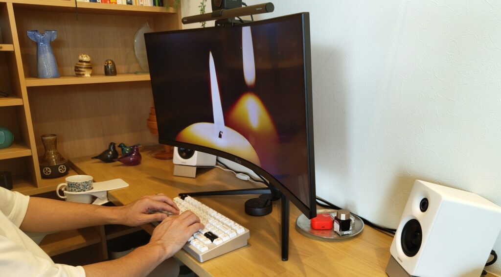 PXC348CNを奥行45cmのデスクに置いた様子