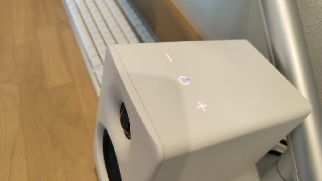 M60は物理ボタンが存在しないミニマルな外観
