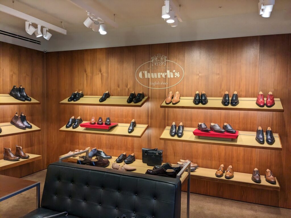 チャーチのファクトリーショップ店内の写真