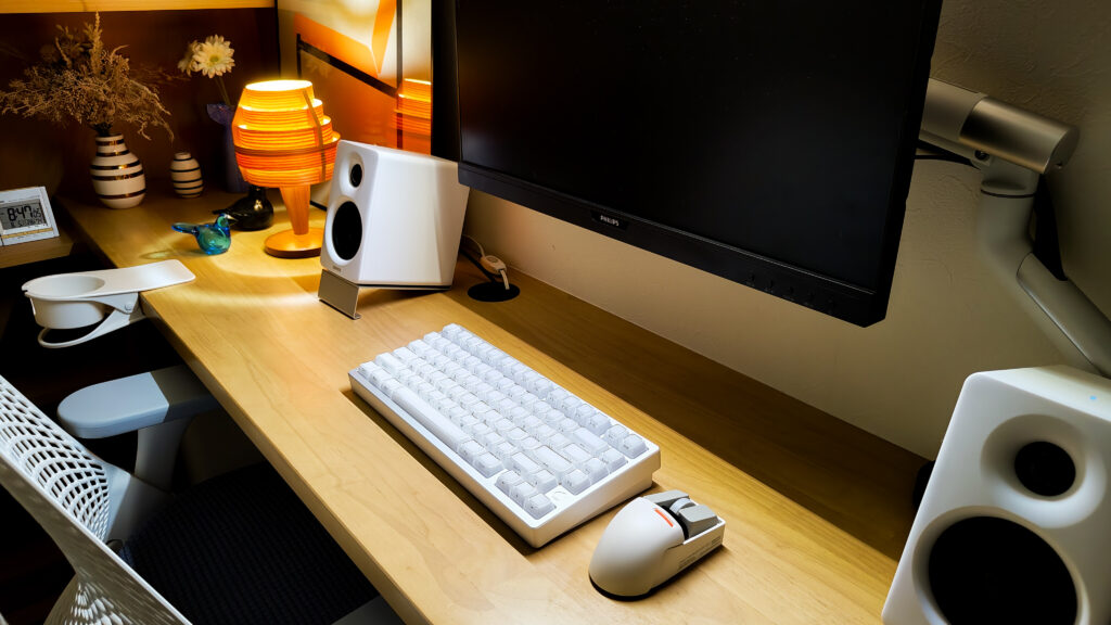 LOFREE Touch PBT ワイヤレスマウスのある北欧風デスク