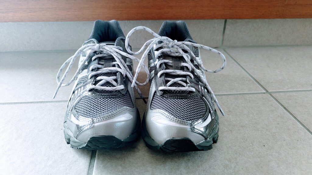 KithコラボのGel-kayano12.1を正面から見た写真