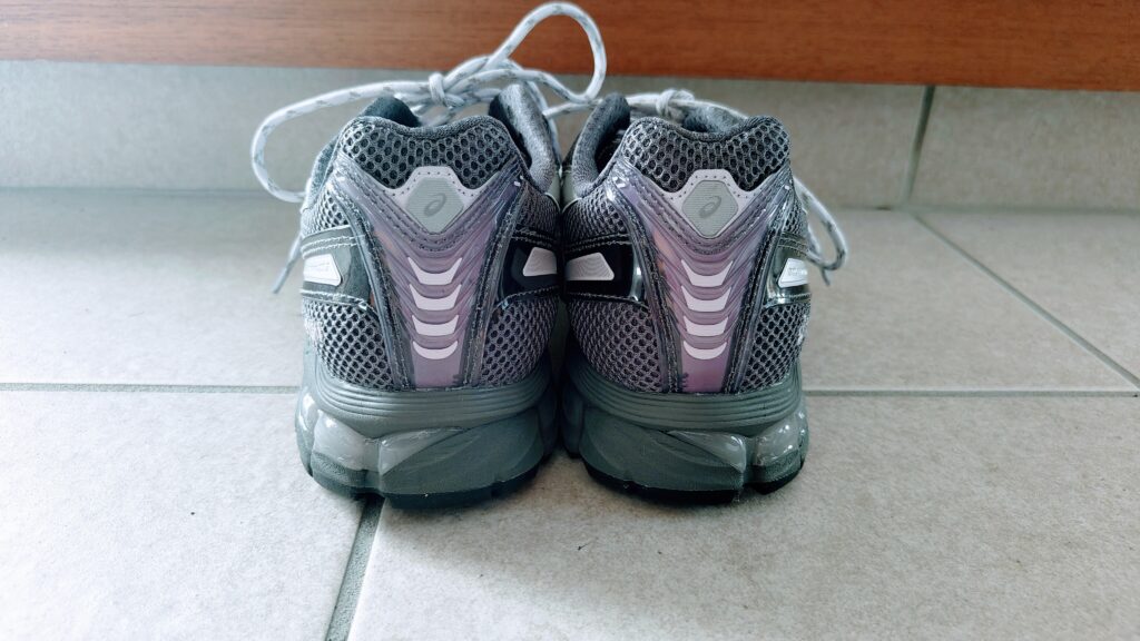 KithコラボのGel-kayano12.1を後ろから見た写真