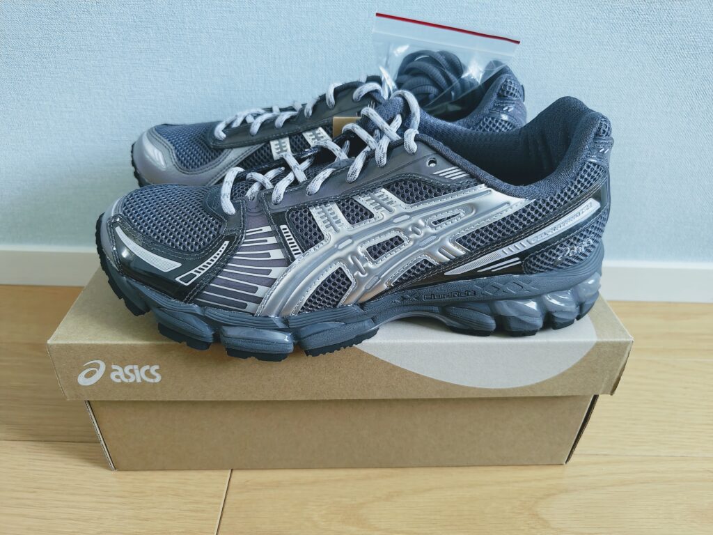 KithコラボのGel-kayano12.1を横から見た写真