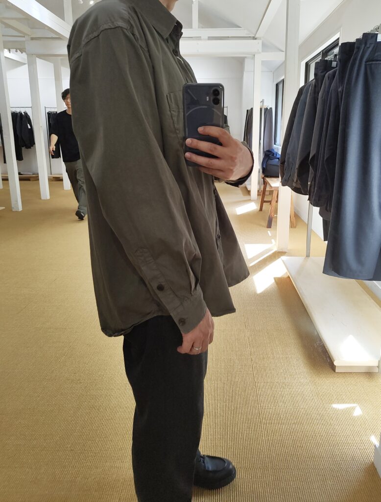 cornierのGARMENT DYED FINX COTTON TWILL BIG SHIRTS着用写真