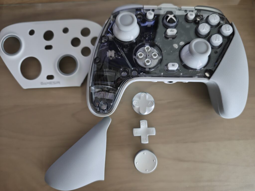 GameSir G7 Proのフェイスプレートを外した写真