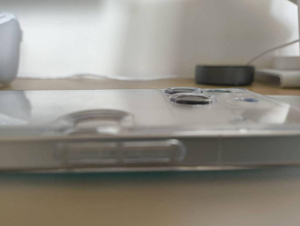 Nothing Phone(3)にSpigenのケースを付けた時のカメラ部分