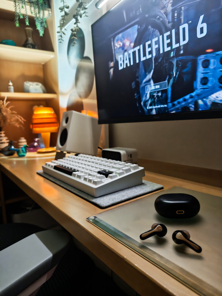 SOUNDPEATS Air5 Pro+のあるデスクの写真