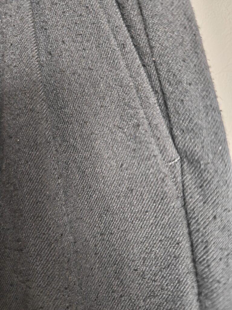 Cornierのシルクネップベルテッドパンツの生地の質感