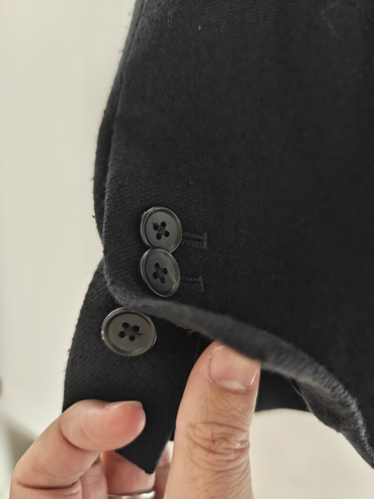 Cornierのシルクネップオーバーサイズジャケットの袖部分