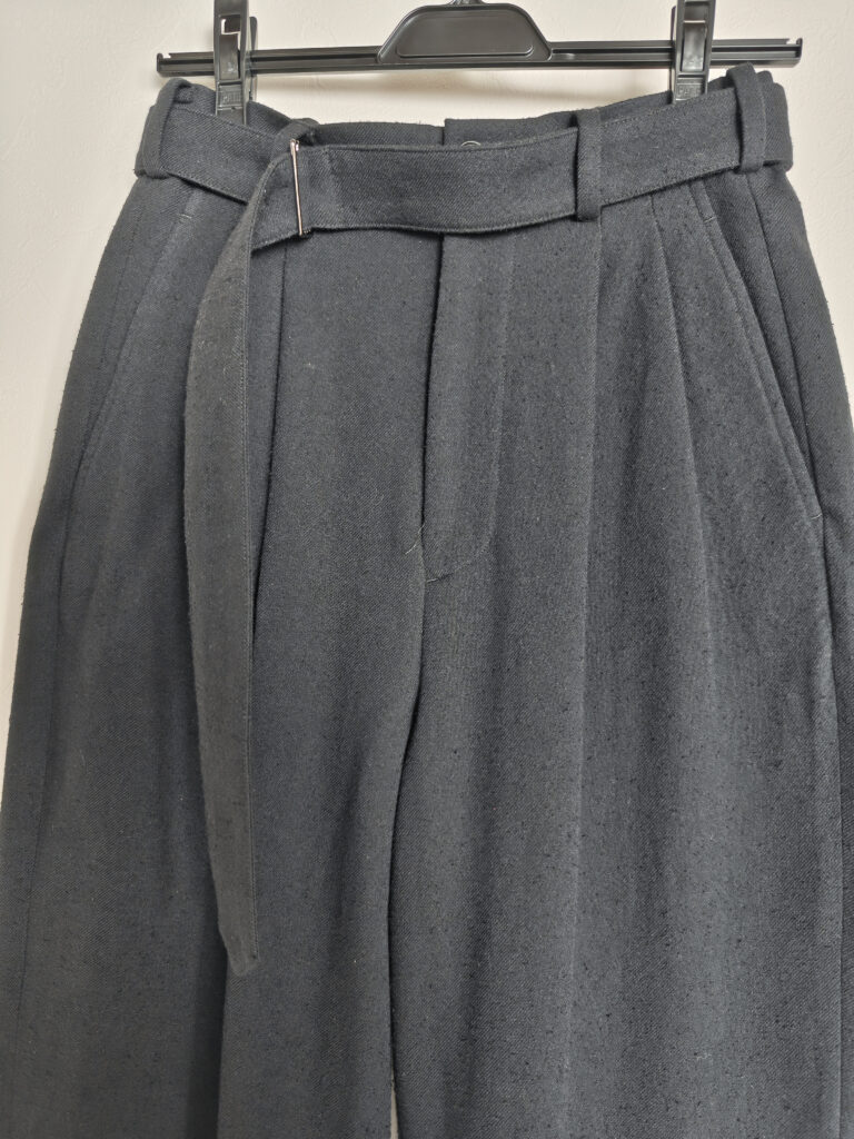 Cornierのシルクネップベルテッドパンツのベルト部分