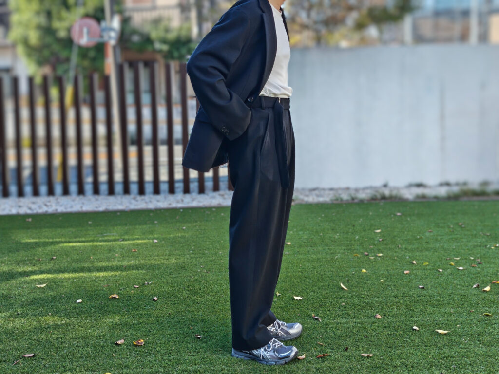 Cornierのシルクネップベルテッドパンツの着用画像