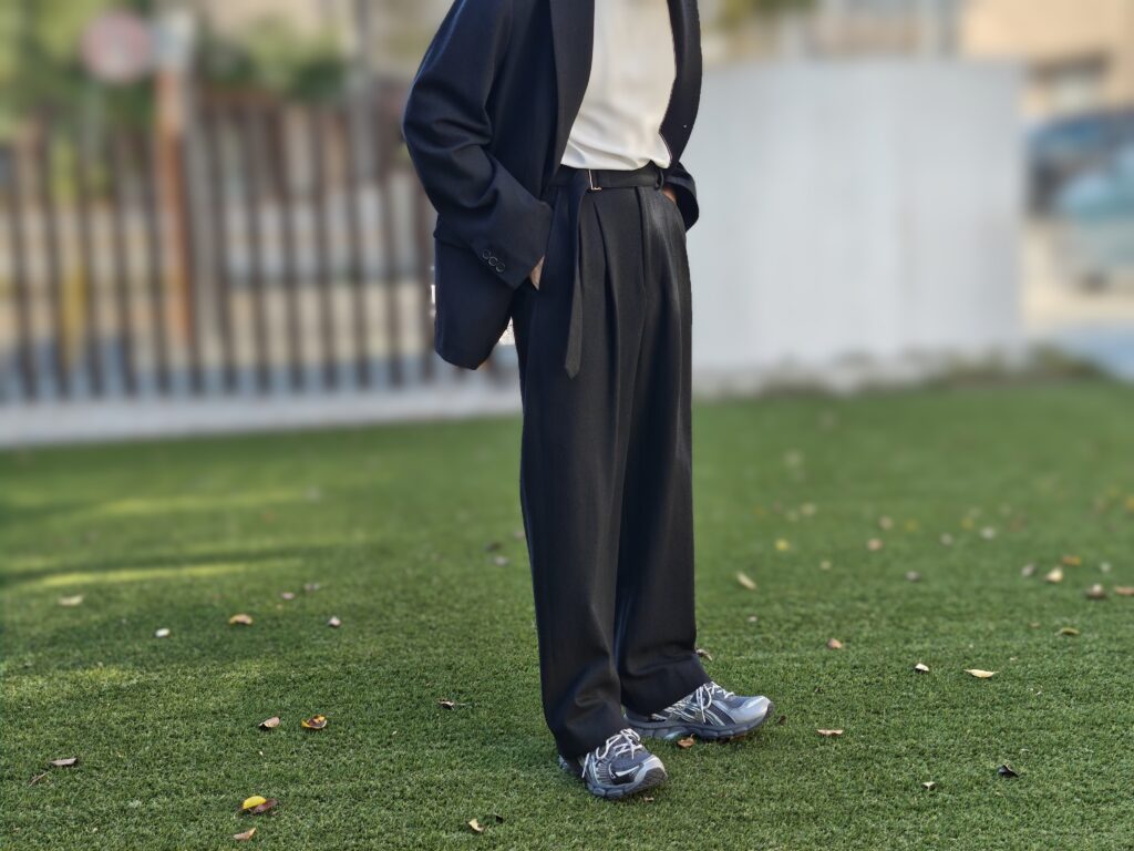 Cornierのシルクネップベルテッドパンツの着用画像