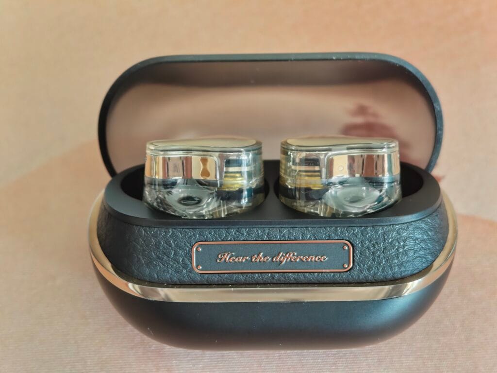 SOUNDPEATS H3のケースを開いた時の写真