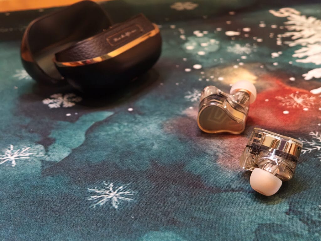 SOUNDPEATS H3のケースとイヤホン