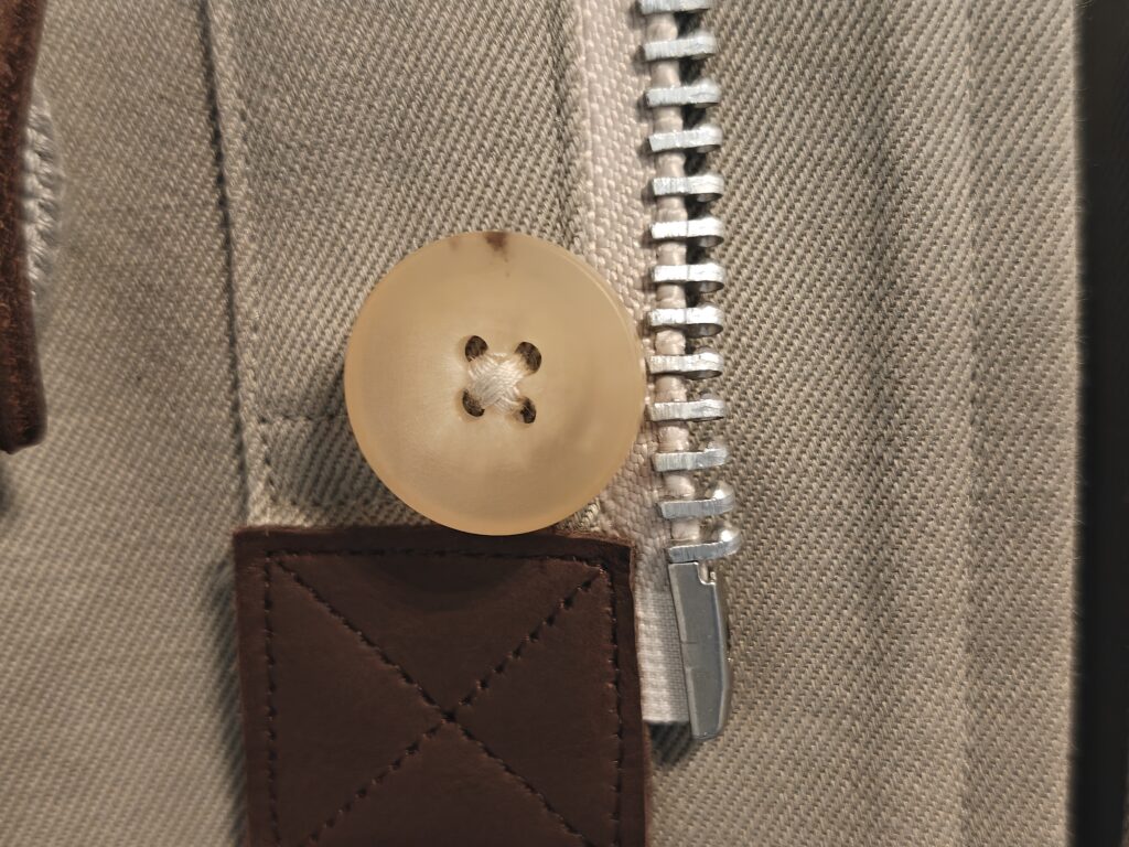 Cirnier(コルニエ)レザーカラーブルゾンのボタン