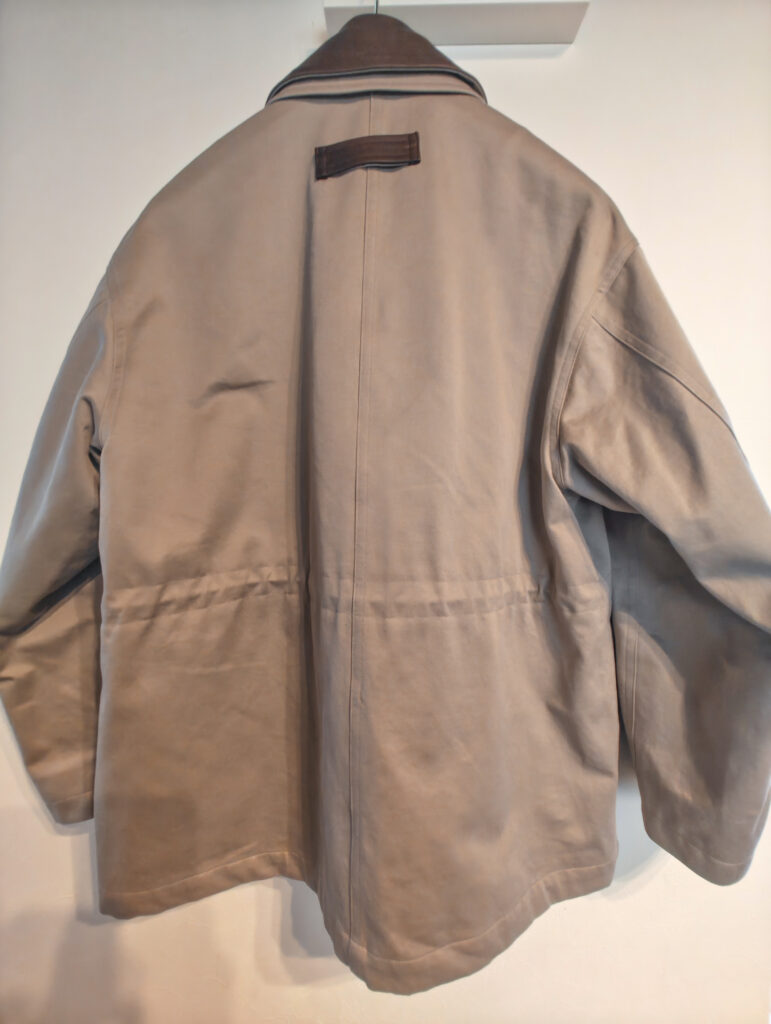 Cirnier(コルニエ)レザーカラーブルゾンの背面からの写真