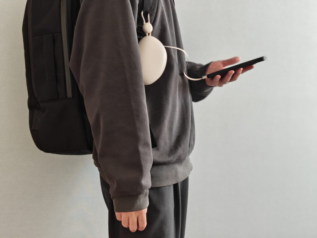 TORRAS FlexLine Pebbleをバックパックに付けたイメージ