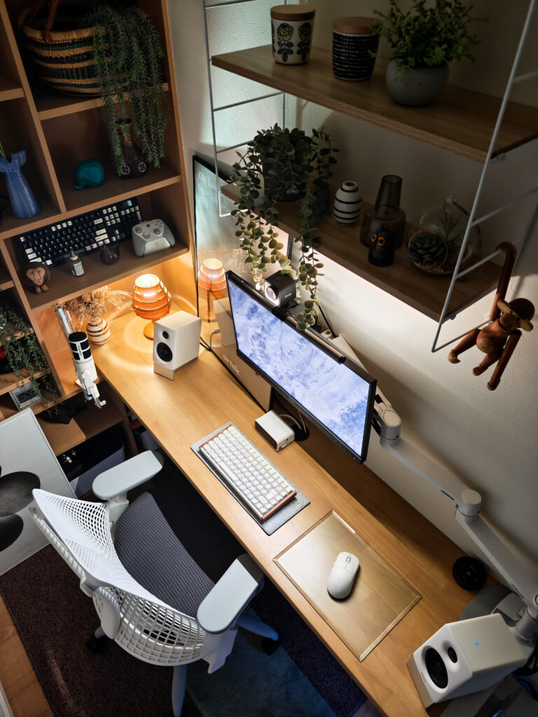 エルゴトロンLXのあるデスク