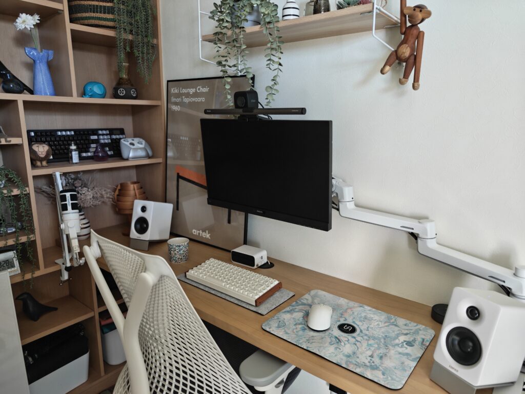 エルゴトロンLXのあるデスク