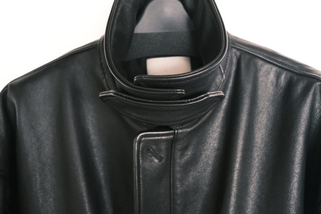 YOKEのレザーフライトジャケットの襟をスタンドカラーにした