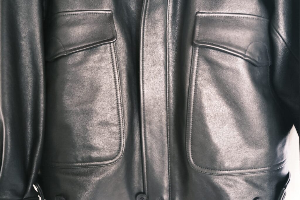 YOKEのレザーフライトジャケットのポケット部分