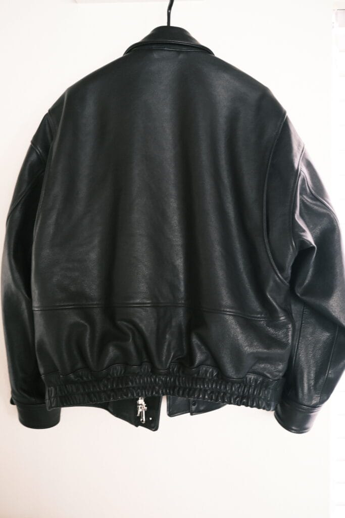 YOKEのレザーフライトジャケットの背面