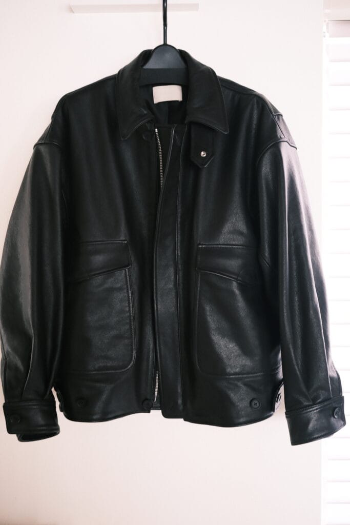 YOKEのレザーフライトジャケットの正面