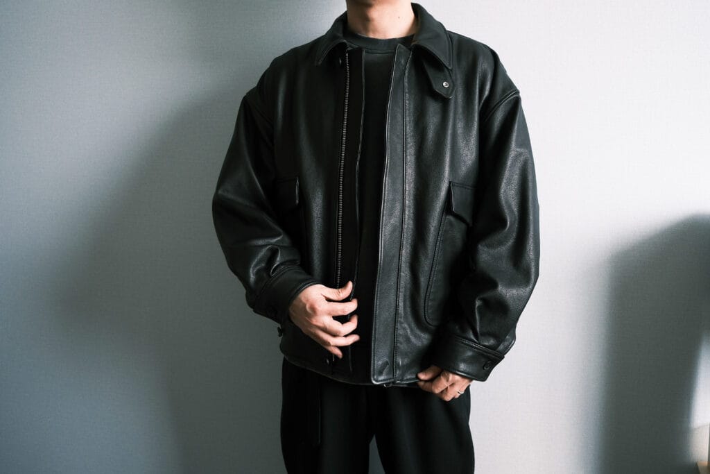 YOKEのレザーフライトジャケットのフェードブラックスウェットとのコーディネート
