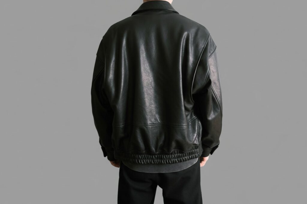 YOKEのレザーフライトジャケットの背面からの着用画