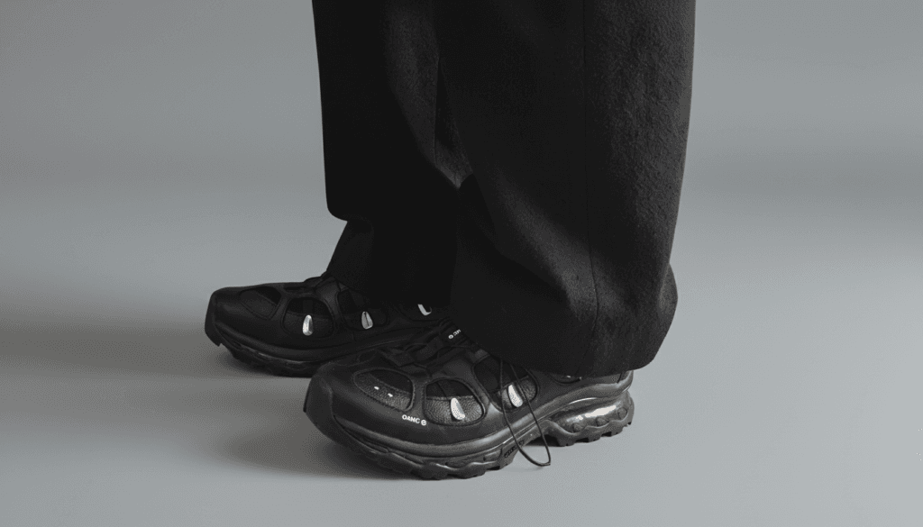 XT-Quest着用画像。ブラックのワイドパンツとのコーディネート