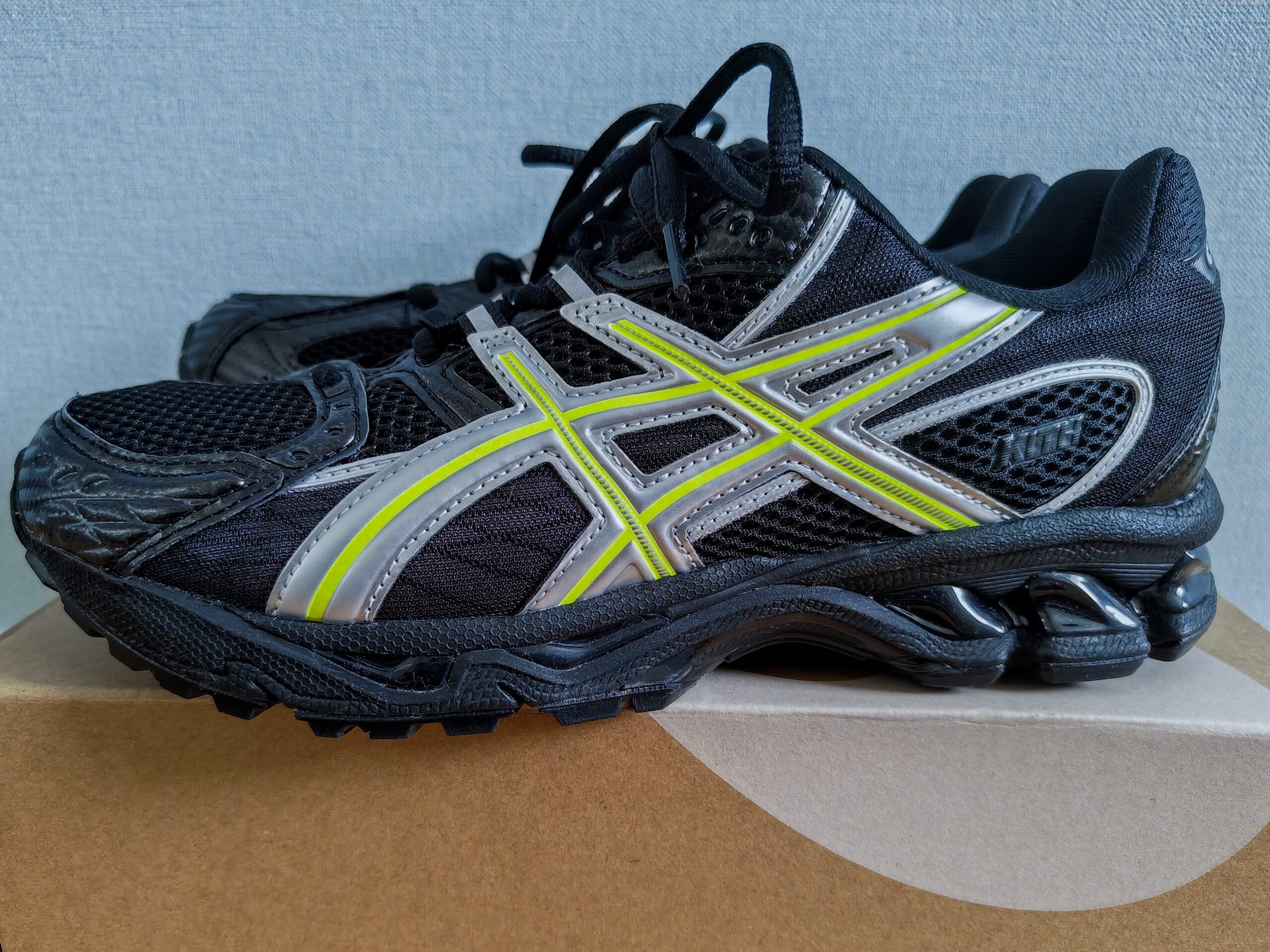 KithコラボのGel-nimbus10.1を横から見た写真