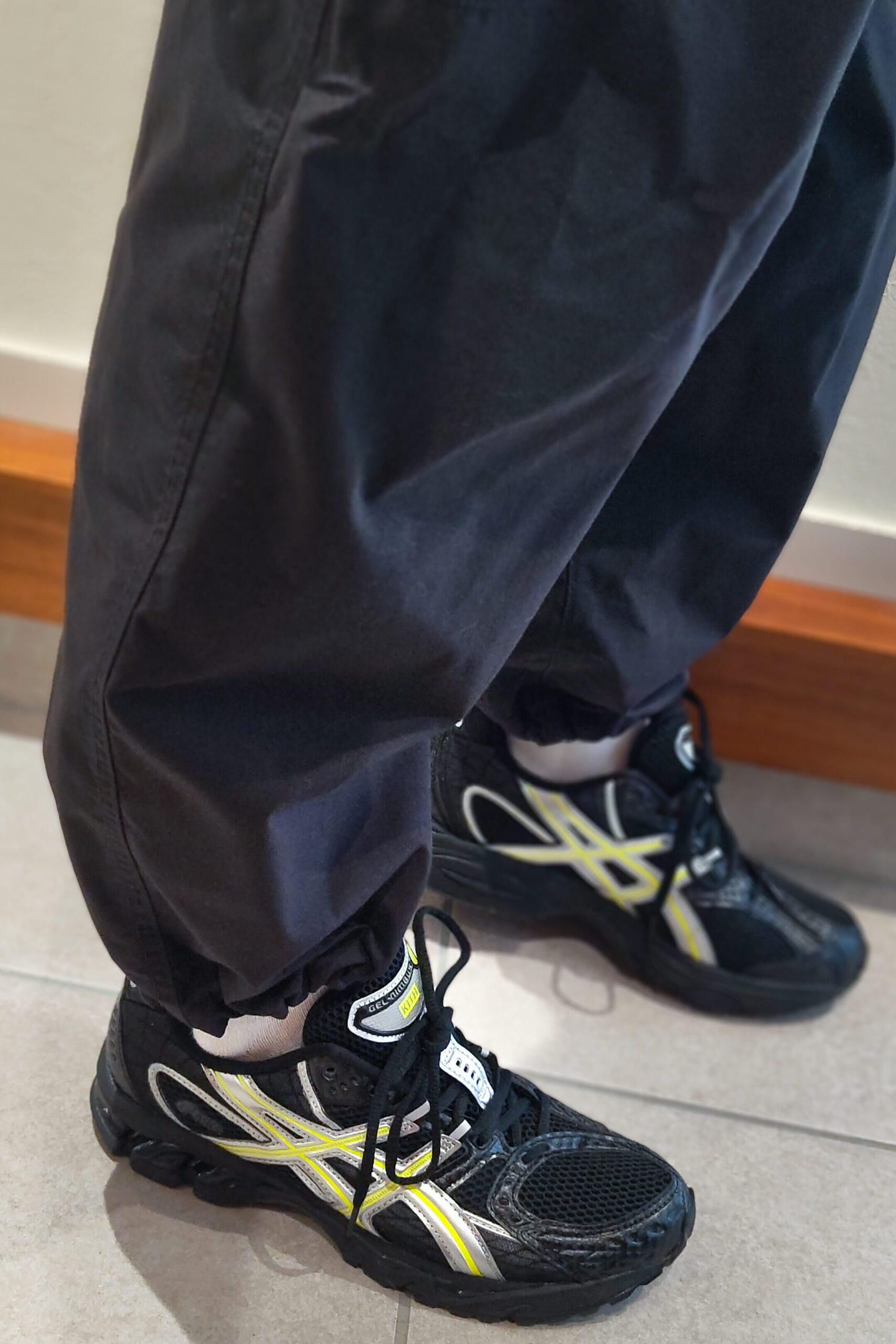 KithコラボのGel-nimbus10.1の着用写真