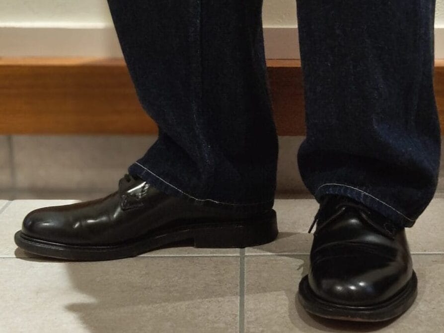 シャノンを濃紺のワイドデニムと併せたイメージ